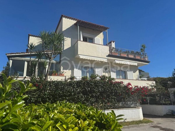 casa indipendente in vendita a Pozzuoli in zona Cuma