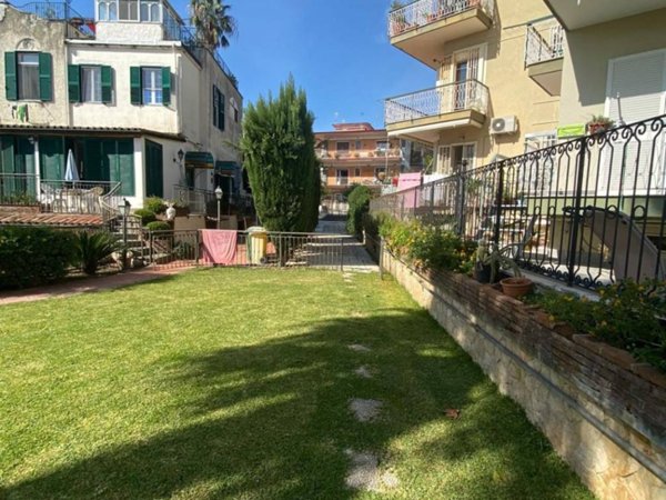 casa indipendente in vendita a Pozzuoli in zona Arco Felice