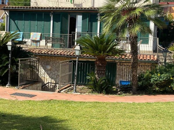 casa indipendente in vendita a Pozzuoli in zona Arco Felice