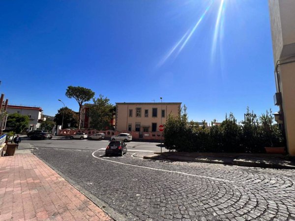 negozio in vendita a Pozzuoli in zona Arco Felice
