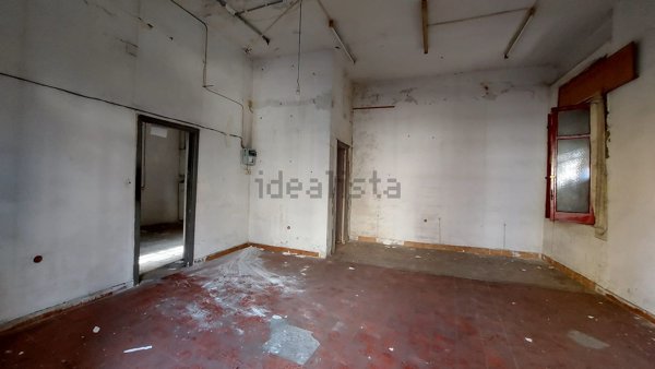 locale commerciale in vendita a Pozzuoli