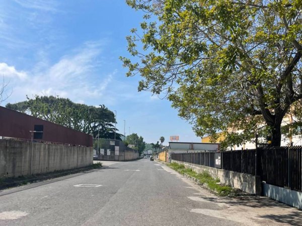 locale commerciale in vendita a Pozzuoli