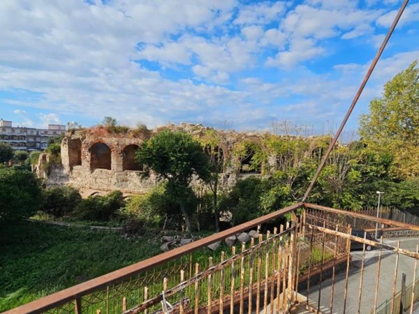 negozio in vendita a Pozzuoli in zona Solfatara