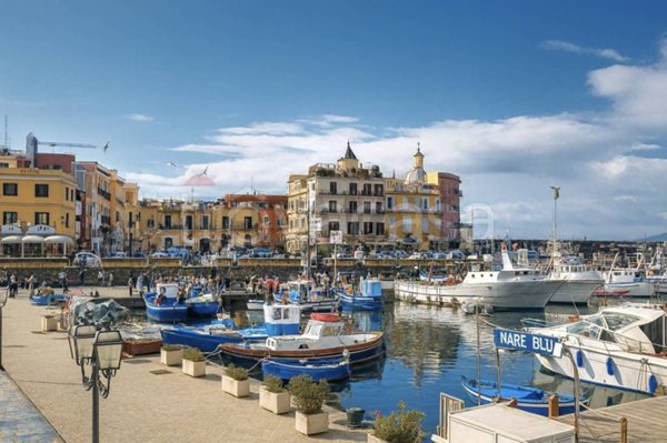 negozio in vendita a Pozzuoli