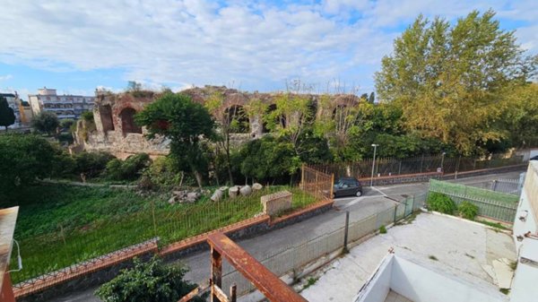 locale commerciale in vendita a Pozzuoli in zona Solfatara