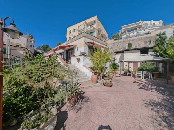 casa indipendente in vendita a Pozzuoli in zona Lucrino