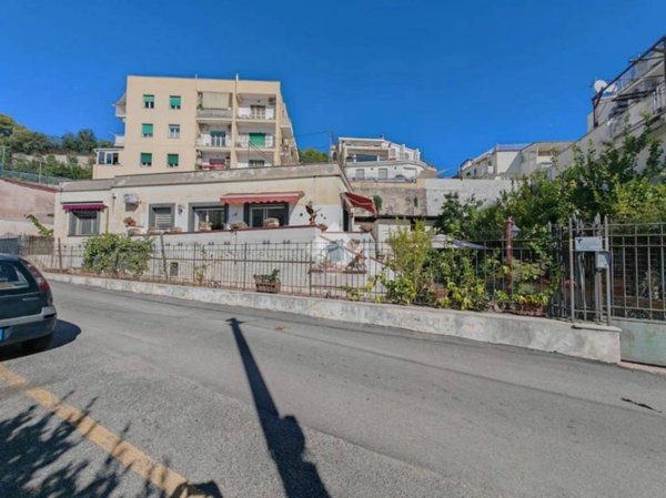 casa indipendente in vendita a Pozzuoli in zona Lucrino