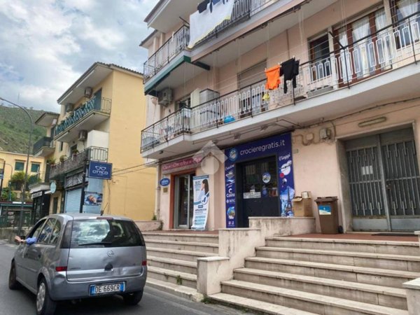 negozio in vendita a Pozzuoli in zona Toiano