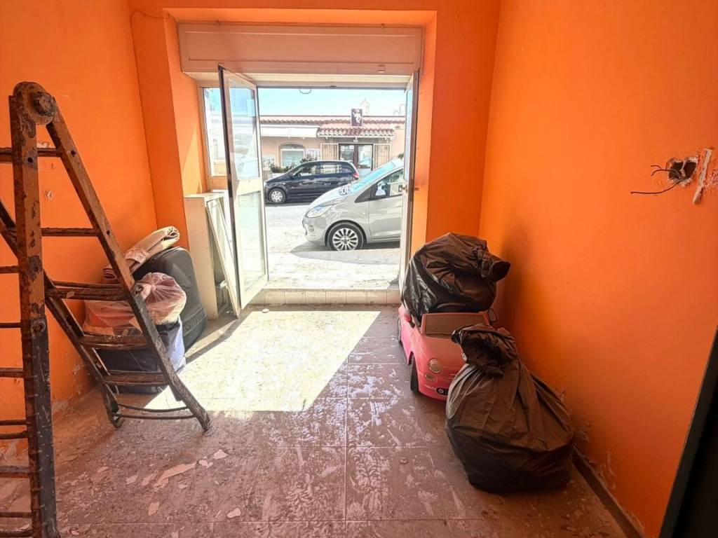 negozio in vendita a Pozzuoli