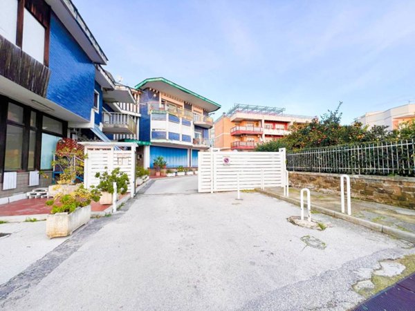 locale commerciale in vendita a Pozzuoli in zona Arco Felice