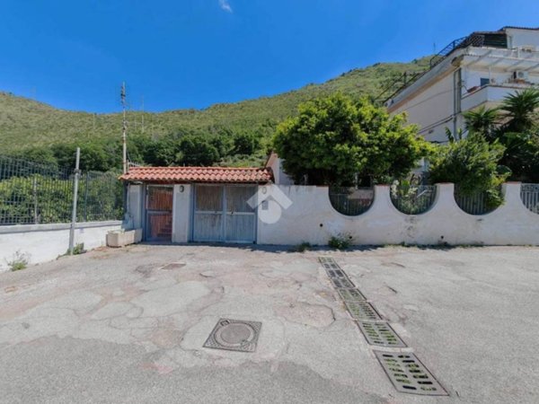 casa indipendente in vendita a Pozzuoli in zona Toiano