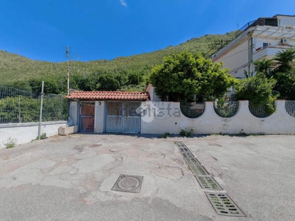 casa indipendente in vendita a Pozzuoli in zona Arco Felice