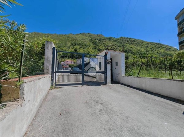 casa indipendente in vendita a Pozzuoli in zona Arco Felice