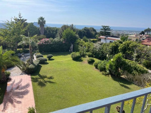 casa indipendente in vendita a Pozzuoli in zona Licola Lido