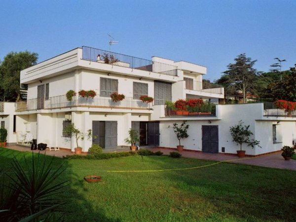 casa indipendente in vendita a Pozzuoli in zona Licola Lido