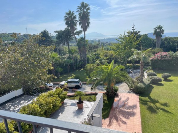 casa indipendente in vendita a Pozzuoli in zona Cuma