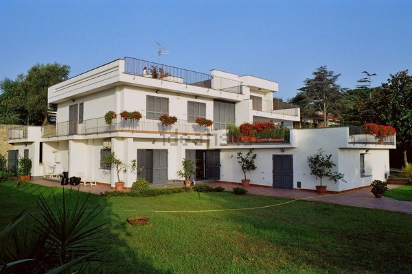 casa indipendente in vendita a Pozzuoli in zona Cuma