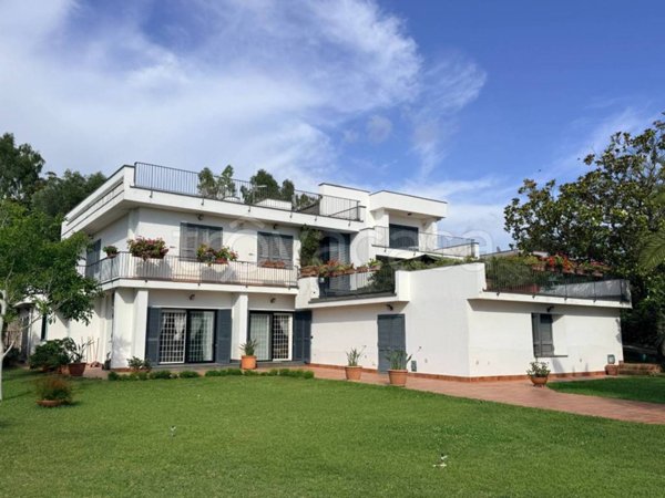 casa indipendente in vendita a Pozzuoli in zona Monterusciello