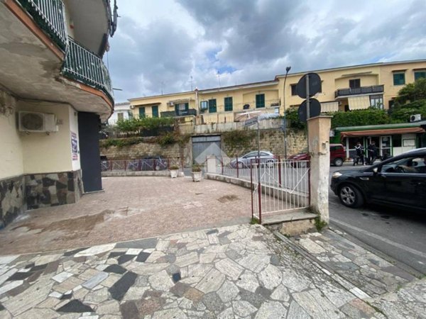negozio in vendita a Pozzuoli in zona Toiano