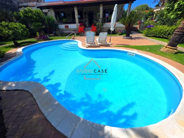 casa indipendente in vendita a Pozzuoli