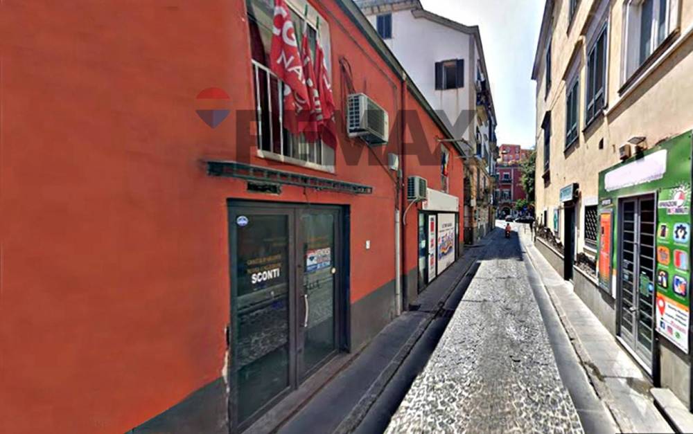 negozio in vendita a Pozzuoli