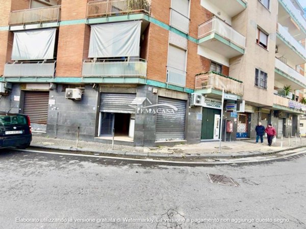 negozio in vendita a Pozzuoli