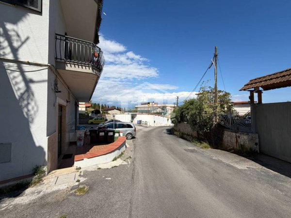 locale commerciale in vendita a Pozzuoli in zona Pisciarelli