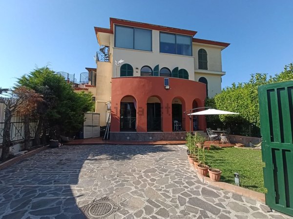 casa indipendente in vendita a Pozzuoli