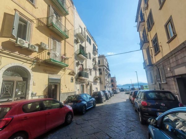 negozio in vendita a Pozzuoli