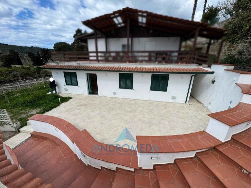 casa indipendente in vendita a Pozzuoli in zona Lucrino