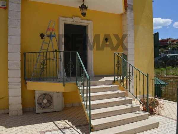 casa indipendente in vendita a Pozzuoli in zona Monterusciello