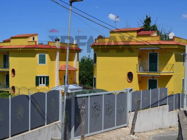 casa indipendente in vendita a Pozzuoli