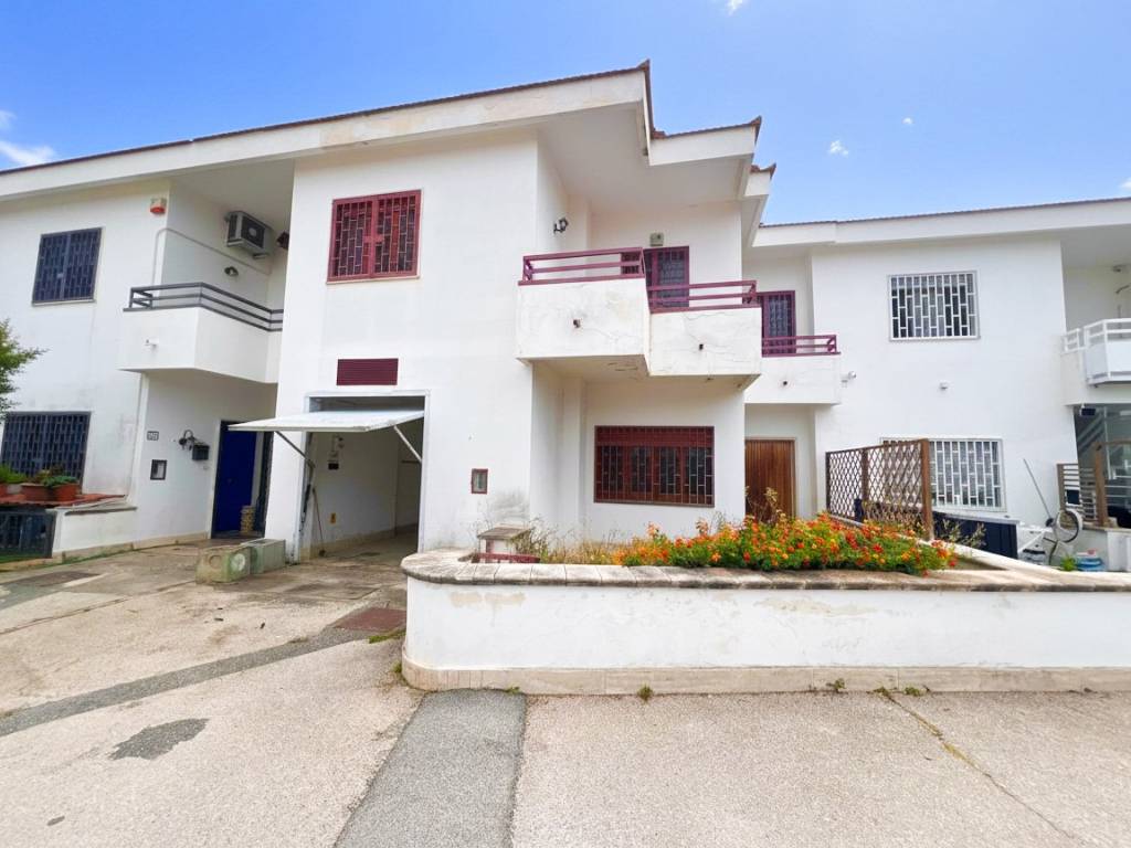 casa indipendente in vendita a Pozzuoli in zona Cuma