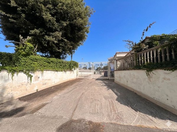 casa indipendente in vendita a Pozzuoli in zona Licola Lido