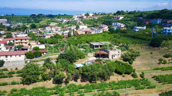 casa indipendente in vendita a Pozzuoli in zona Cuma