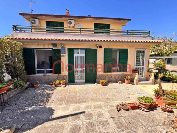 casa indipendente in vendita a Pozzuoli in zona Licola Lido