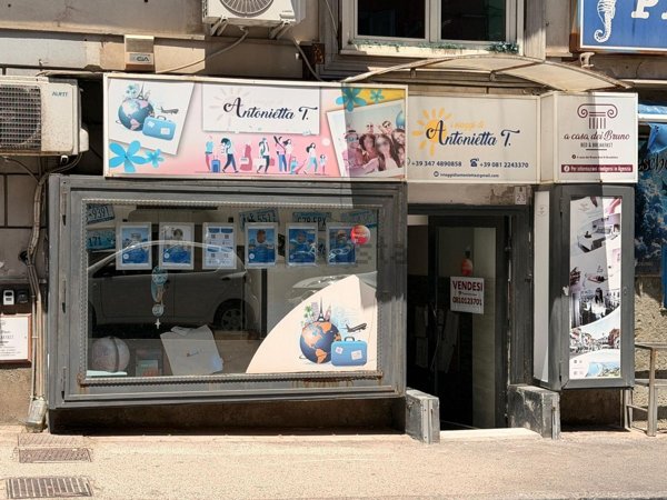 locale commerciale in vendita a Pozzuoli