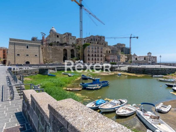 negozio in vendita a Pozzuoli