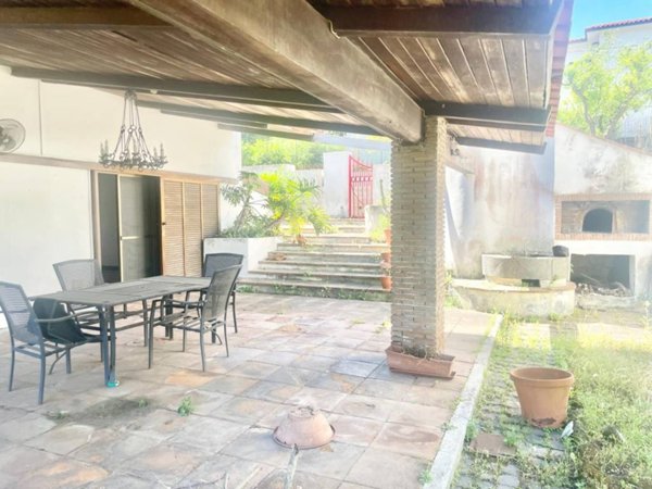 casa indipendente in vendita a Pozzuoli in zona Lucrino