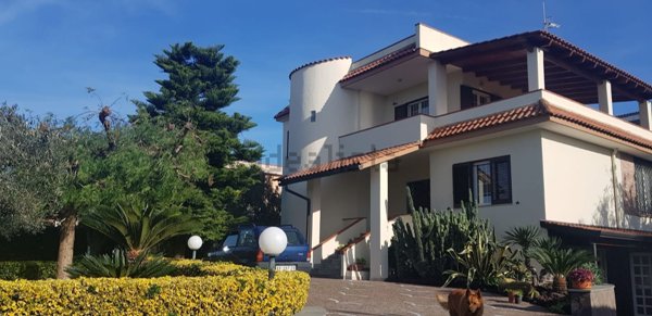 casa indipendente in vendita a Pozzuoli in zona Cuma