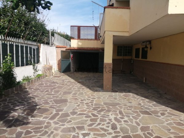 casa indipendente in vendita a Pozzuoli in zona Toiano