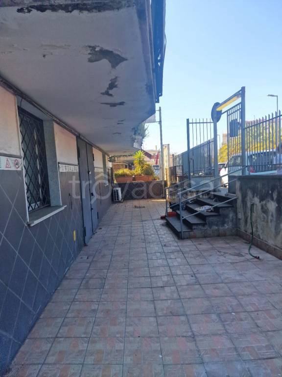 negozio in vendita a Pozzuoli in zona Lucrino