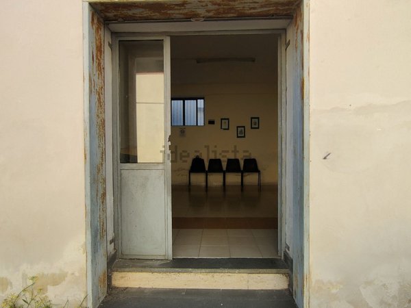 locale commerciale in vendita a Pozzuoli in zona Monterusciello