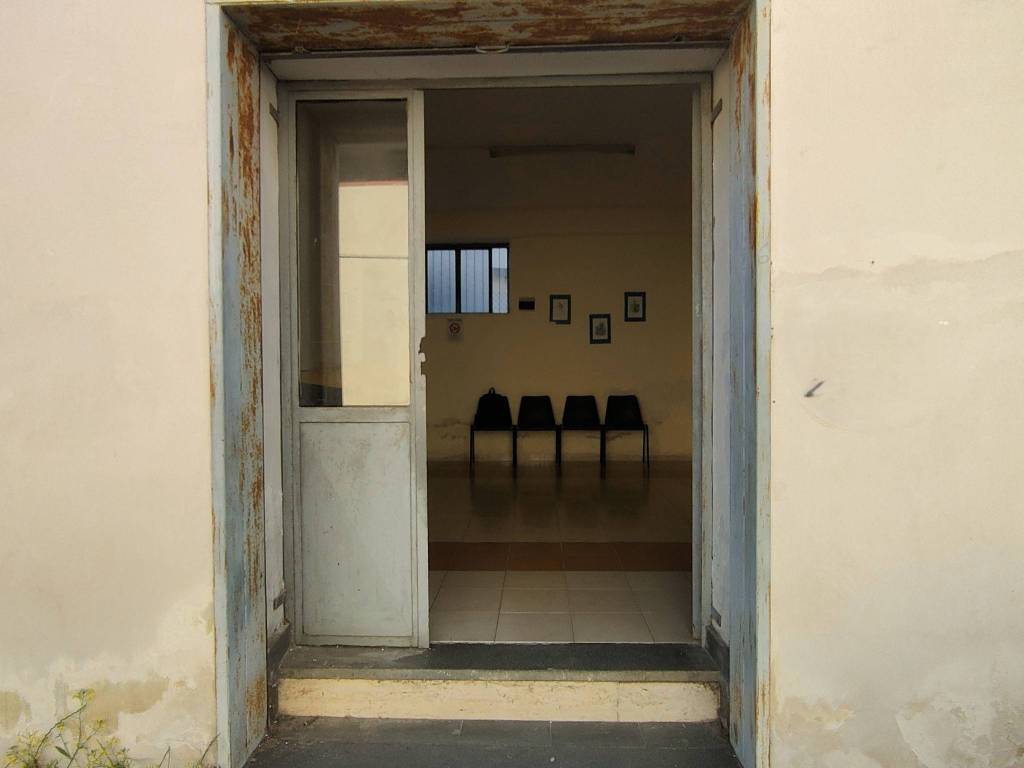 negozio in vendita a Pozzuoli in zona Monterusciello