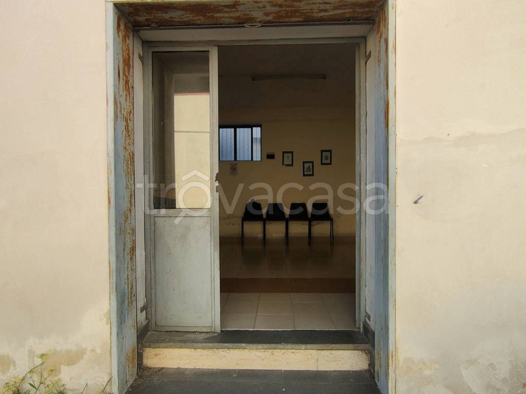 negozio in vendita a Pozzuoli in zona Monterusciello