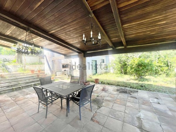 casa indipendente in vendita a Pozzuoli in zona Lucrino