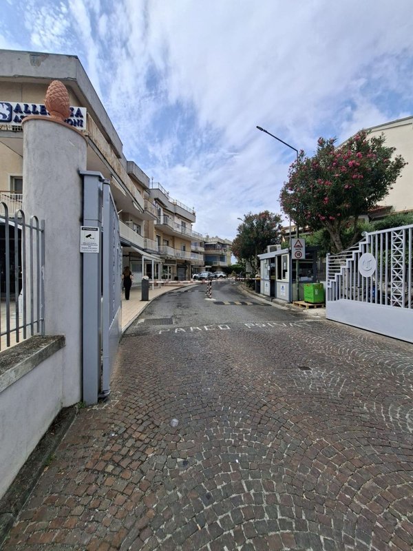 appartamento in vendita a Pozzuoli in zona Lucrino