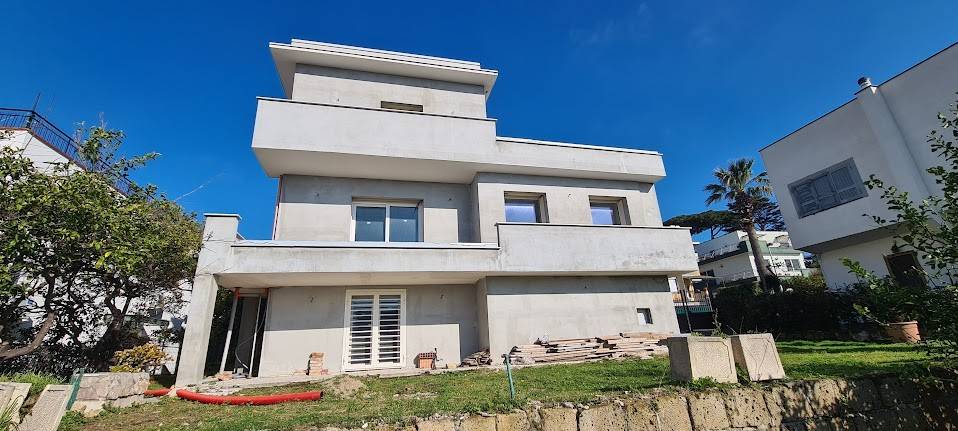 casa indipendente in vendita a Pozzuoli in zona Cuma