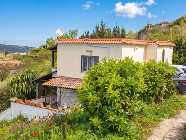 casa indipendente in vendita a Pozzuoli