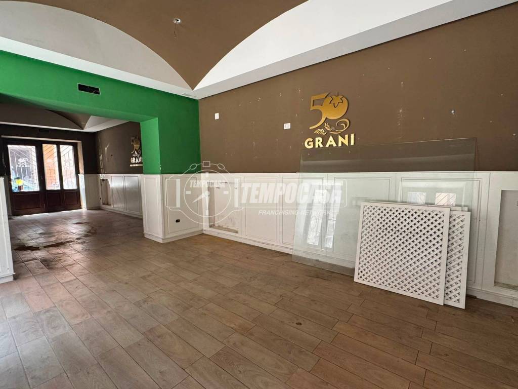 negozio in vendita a Pozzuoli